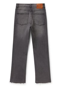 Jeans de denim gris con un diseño de pierna recta, dobladillos deshilachados y dos bolsillos traseros. Parche de cuero distintivo en la cinturilla.