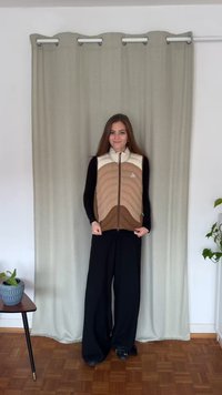 Bezrękawnik ocieplany z kremową górą i teksturowanym brązowym dołem z ukośnymi pikowaniami. Zapięcie z przodu na zamek błyskawiczny.