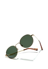 Gafas de sol redondas con lentes de color verde oscuro, montura de metal dorado y brazos con estampado de carey marrón. Presentan almohadillas nasales para mayor comodidad.