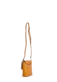 Żółta skórzana torba crossbody z jedną zapinaną na zamek kieszenią, zwisającym fasonem oraz regulowanym paskiem. Gładka tekstura i minimalistyczne akcenty.
