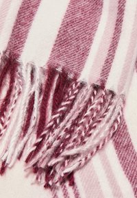 Écharpe rayée en rose foncé et rose clair, texture douce avec des franges aux bords, confectionnée dans un tissu chaud.
