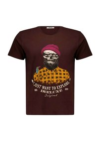 Camiseta de algodón marrón con un gráfico de un cráneo con gafas de sol y un gorro, patrón de camisa de cuadros y texto "Solo quiero explorar".