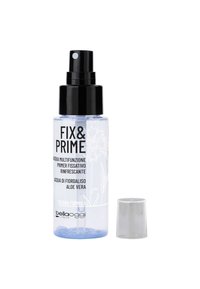 Spray per Fix & Prime, plastica trasparente con beccuccio spray nero, design floreale, liquido trasparente, formula vegana, include un tappo grigio.
