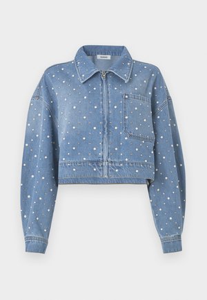 Chaqueta de mezclilla cortada de un tono azul claro, con adornos de puntos plateados y blancos, cremallera en la parte delantera, cuello puntiagudo y bolsillo en el pecho.