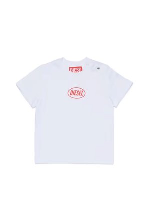 Hvid T-shirt med korte ærmer med rødt 'DIESEL' logo centreret på brystet og inde bag på nakken.