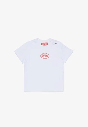 Hvid T-shirt med korte ærmer med rødt 'DIESEL' logo centreret på brystet og inde bag på nakken.