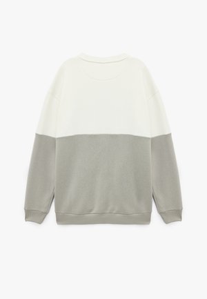 Sweter z okrągłym dekoltem w kolorze białym i jasnoszarym. Wykonany z miękkiego materiału, z ribbowanymi mankietami i dołem. Płaski widok z tyłu.