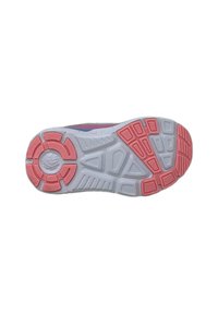 Suola della scarpa con un design multi-testurizzato. Predominantemente bianca con sezioni in rosa, presenta vari schemi geometrici per una migliore aderenza.