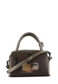 Braune Handtasche mit metallischen Akzenten, mehreren Fächern und einem dekorativen grafischen Druck. Verfügt über einen abnehmbaren Schultergurt und zwei Griffe.