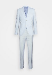 Helles blaues Anzug aus strukturiertem Stoff; einreihiger Blazer mit zwei Knöpfen, schmal geschnittene Hose und einer Brusttasche.
