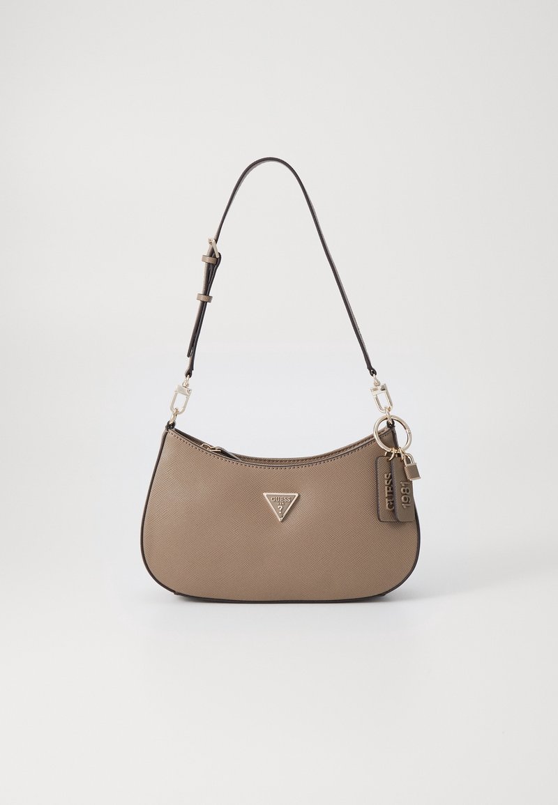 Sac à épaule en cuir taupe avec une sangle noire ajustable, logo Guess doré et porte-clés décoratifs sur le côté droit.