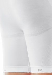 Shorts compressivi bianchi realizzati in un tessuto morbido ed elastico con dettagli a costine sottili. Branding limitato vicino all'elastico in vita.