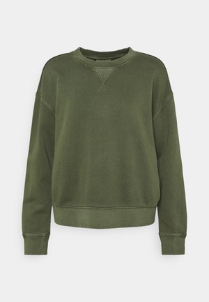 Sweat-shirt vert olive à manches longues avec poignets, ourlet et encolure côtelés, présentant un détail en V cousu sous le col.