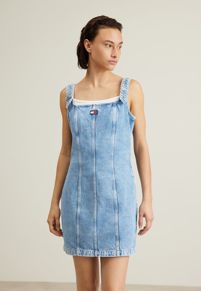 Tommy Jeans - BUCKLE MINI DRESS - Jurk - denim light, Vergroten