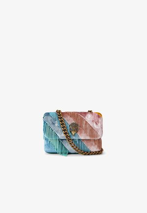 Borsa in velluto con strisce diagonali blu, rosa e arancione con applicazioni di perline, tracolla in tono oro e chiusura a forma di conchiglia.