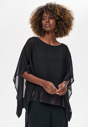 Czarna przezroczysta bluzka z długimi, zwiewnymi rękawami w formie peleryny, z ozdobnym, teksturowanym dołem wysadzanym cekinami. Gładki materiał z eleganckim układem fałd.