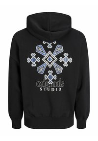 Czarna bluza z kapturem z białym i niebieskim geometrycznym wzorem płatka śniegu z tyłu, z napisem "originals STUDIO" w białym kolorze na dole.