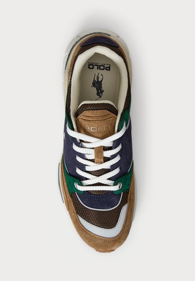Adidași pentru bărbați cu detalii din suede maro, navy și verde, plasă, șireturi albe și o talpă de culoare deschisă cu un model texturat.