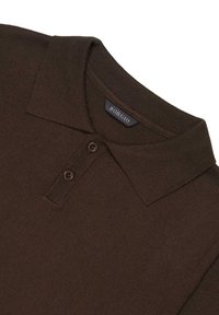 Brązowa koszulka polo z kołnierzykiem, dwoma brązowymi guzikami i tkanym wzorem. Widoczna metka z nazwą marki "Borgio."