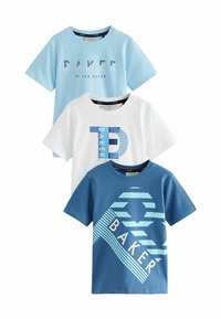 Tres camisetas de manga corta: azul claro, blanca y azul oscuro. Cada una presenta impresiones gráficas únicas con el texto "BAKER" en varios estilos.