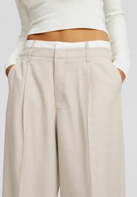 Bershka Pantalones - camel