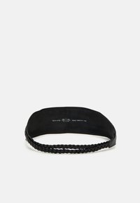 Zwart leren riem met een gevlochten ontwerp, gladde textuur en een breedte van ongeveer 3 cm. Binnenzijde gelabeld met merk- en maatdetails.