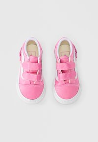 Ροζ αθλητικά παπούτσια με λείο συνθετικό επάνω μέρος, λευκές λεπτομέρειες, δύο λουριά με αυτοκόλλητο Velcro και λαστιχένια σόλα. Στρογγυλερή μύτη και επενδυμένος γιακάς.