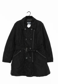 Černý zateplený kabát s dvouřadým designem, velkým límcem, paskou v pase, dvěma zipovými kapsami a hladkou texturou látky.