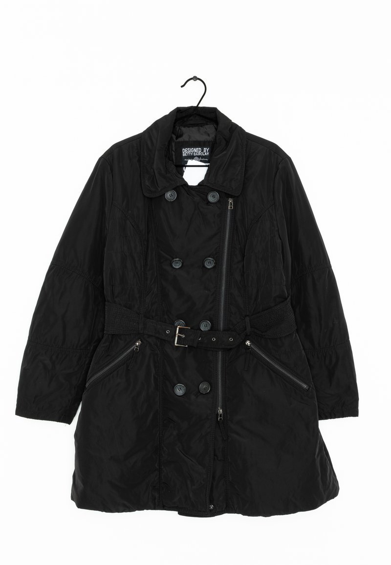 Černý zateplený kabát s dvouřadým designem, velkým límcem, paskou v pase, dvěma zipovými kapsami a hladkou texturou látky.