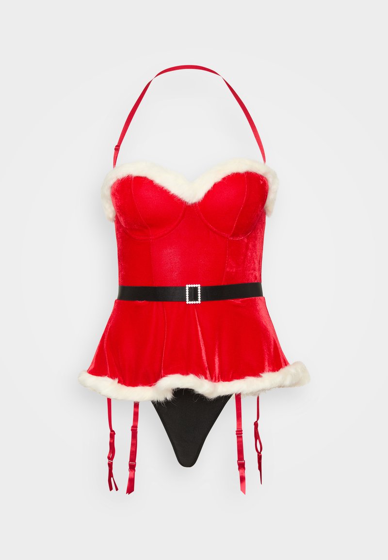 Corset en velours rouge avec bordure en fausse fourrure blanche, ceinture noire avec boucle en strass et porte-jarretelles intégrés. Présente un design peplum.