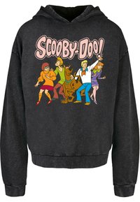 Felpa nera con cappuccio, caratterizzata da una grafica colorata di personaggi dei cartoni animati di "Scooby-Doo!" e un testo in grassetto sopra. Il materiale sembra morbido e casual.