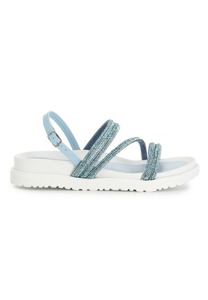 Sandales bleues et argentées avec plusieurs larges sangles, une surface texturée et une semelle blanche rembourrée. Fermeture à boucle sur la sangle du talon.