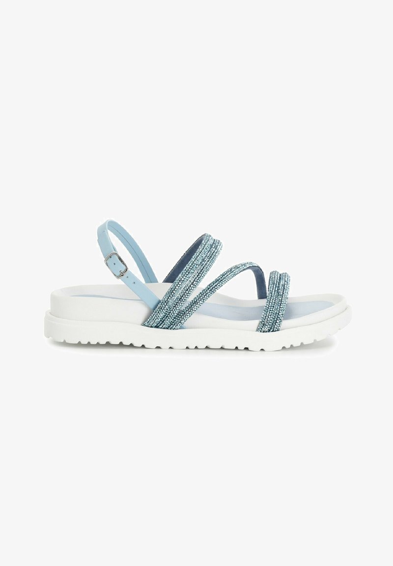 Blaue und silberne Sandalen mit mehreren breiten Riemen, einer strukturierten Oberfläche und einer weißen gepolsterten Sohle. Schnallenverschluss am Fersenriemen.