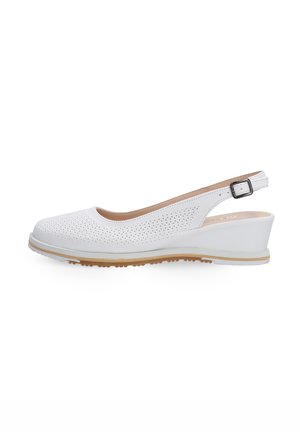 Weiße Slingback-Wedge-Schuhe mit durchbrochenem Design, glatter Oberfläche und einer hellen Gummisohle. Verfügt über einen Schnallenverschluss am Fersenriemen.