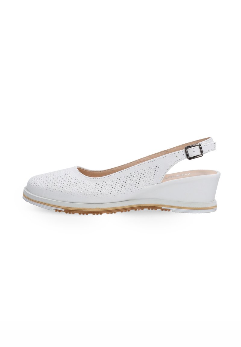 Bílé slingback wedge boty s perforovaným designem, hladkým povrchem a světlou gumovou podrážkou. Obsahují sponu na řemínku na patě.