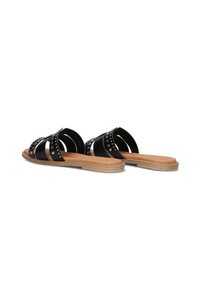 Zwarte slidesandalen van synthetisch materiaal met meerdere banden en decoratieve zilveren studs; platte, tan rubberen zool, textuur voor grip.