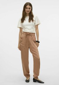 Vero Moda VMMARYS DANA BATTLE - Pantalon classique - café au lait