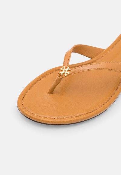 Chanclas de cuero marrón con tiras finas. Presentan un pequeño detalle de metal dorado y una suela lisa y redondeada.