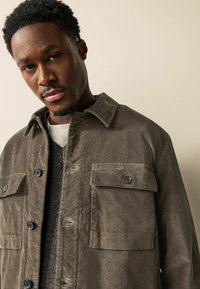 Next REGULAR FIT - MICRO  - Nyári dzseki - taupe