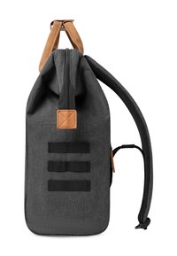 Grauem Stoff-Rucksack mit Lederakzenten, oberem Griff, verstellbarem Riemen, Reißverschluss und drei schwarzen Gurtenschlaufen auf der Vorderseite.