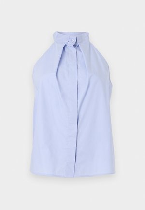 Jasnoniebieski top na ramiączkach z kołnierzem zapinanym wysoko na guziki oraz plisowanym przodem na białym tle.