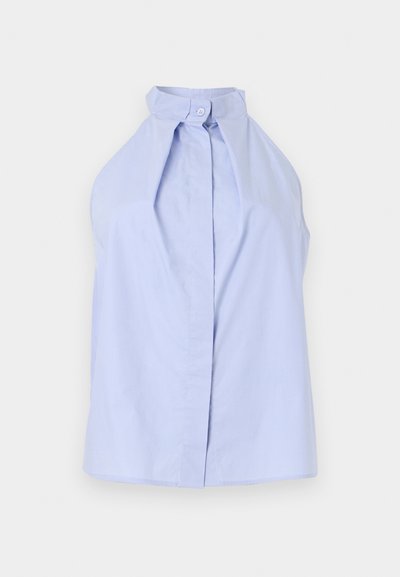 Haut sans manches bleu clair à col montant boutonné et détail plissé à l'avant sur fond blanc.