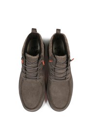 Chaussures en daim marron avec une surface texturée, un design de bout courbé et des lacets gris. Présentent des détails d'accent orange et un col doux.