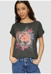 T-shirt à manches courtes gris foncé avec un motif floral coloré aux accents roses et bleus, design circulaire et coupe décontractée.