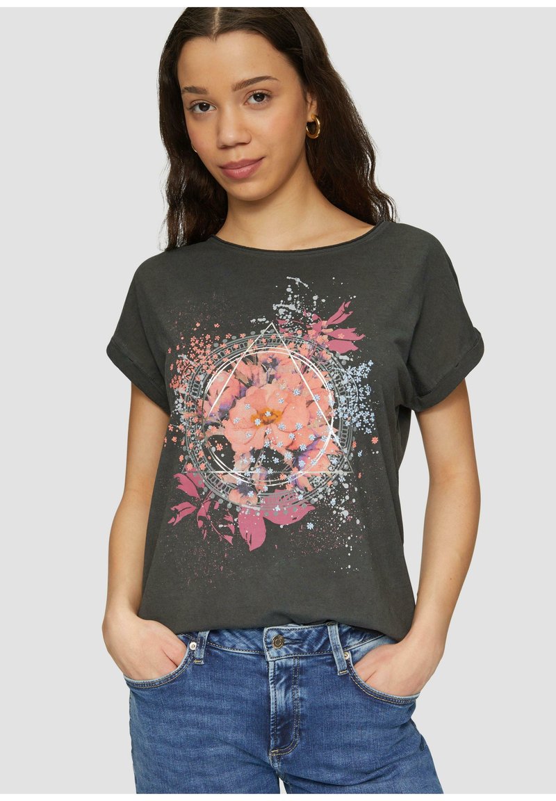 T-shirt à manches courtes gris foncé avec un motif floral coloré aux accents roses et bleus, design circulaire et coupe décontractée.