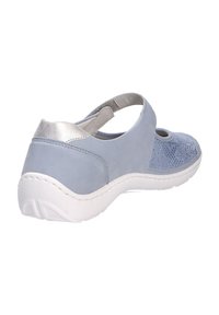 Chaussure en suede bleu clair avec un panneau texturé et un accent argent métallique au talon. Dispose d'une semelle blanche rembourrée et d'ouvertures.