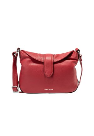 Borsa a spalla in pelle rossa con pattina a ribalta, tracolla regolabile e logo impresso. Texture morbida, forma rotonda e minimal hardware.