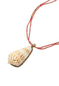 Naszyjnik z zawieszką w kształcie muszli, z brązowo-białą muszlą wiszącą na koralowej beadzie i złoconym łańcuszku.