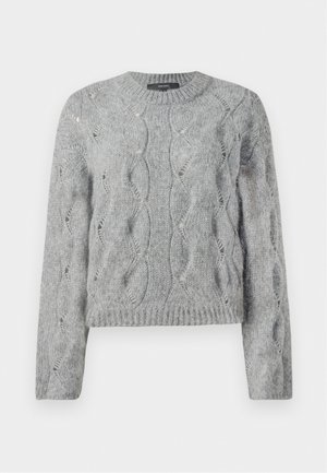 Sivkasta puloverja z dolgimi rokavi, pletena v kabelski vzorec, s krojnim izrezom in rebrastimi manšetami ter robom, prikazana na beli podlagi.