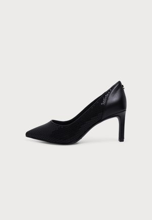 Escarpin noir à talon haut avec bout pointu et devant à motif texturé, talon en cuir lisse et talon fin de hauteur moyenne sur fond blanc.